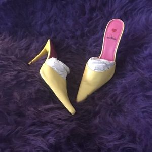 Luchiny yellow leather slides size 7